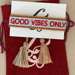 Load image into Gallery viewer, Bracelet coulissant «GOOD VIBES ONLY» rouge
